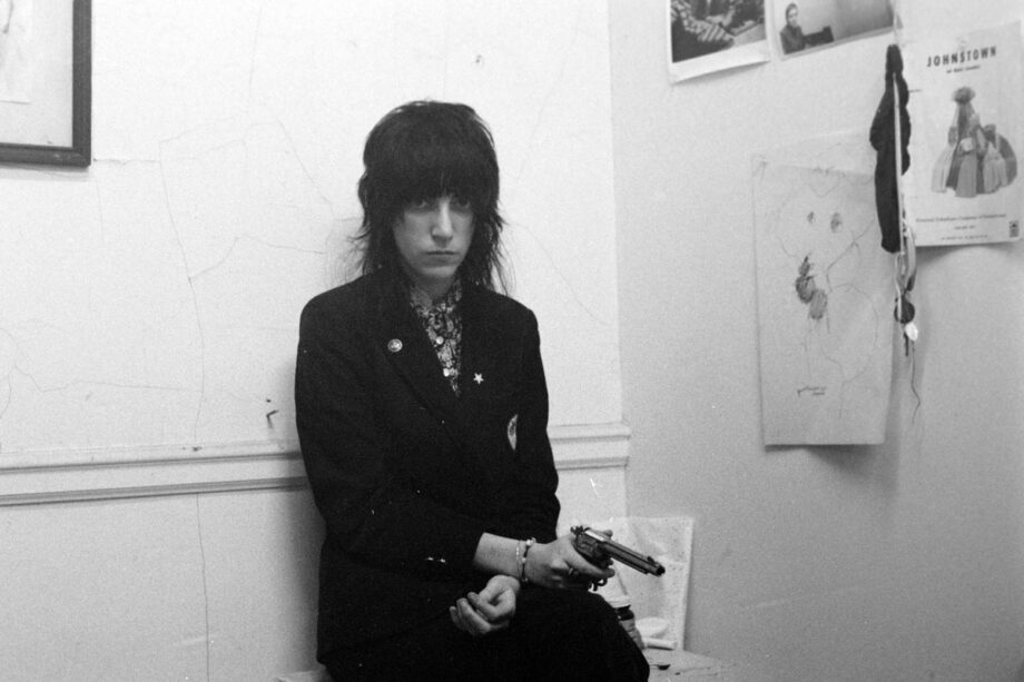 galerie-ahlers-albert-schoepflin-64-Patti-Smith-and-gun