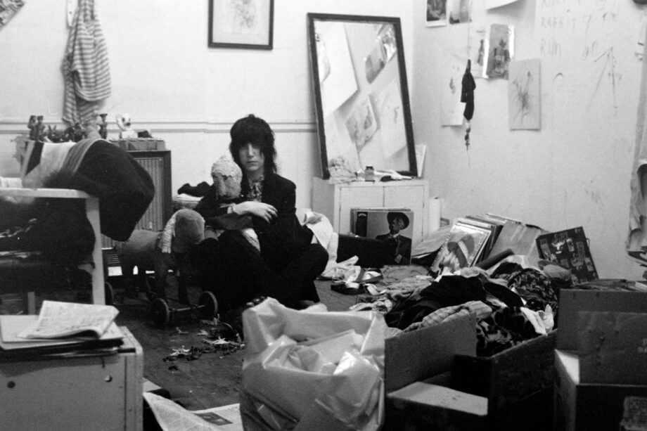 galerie-ahlers-albert-schoepflin-66-Patti-Smith-with-doll