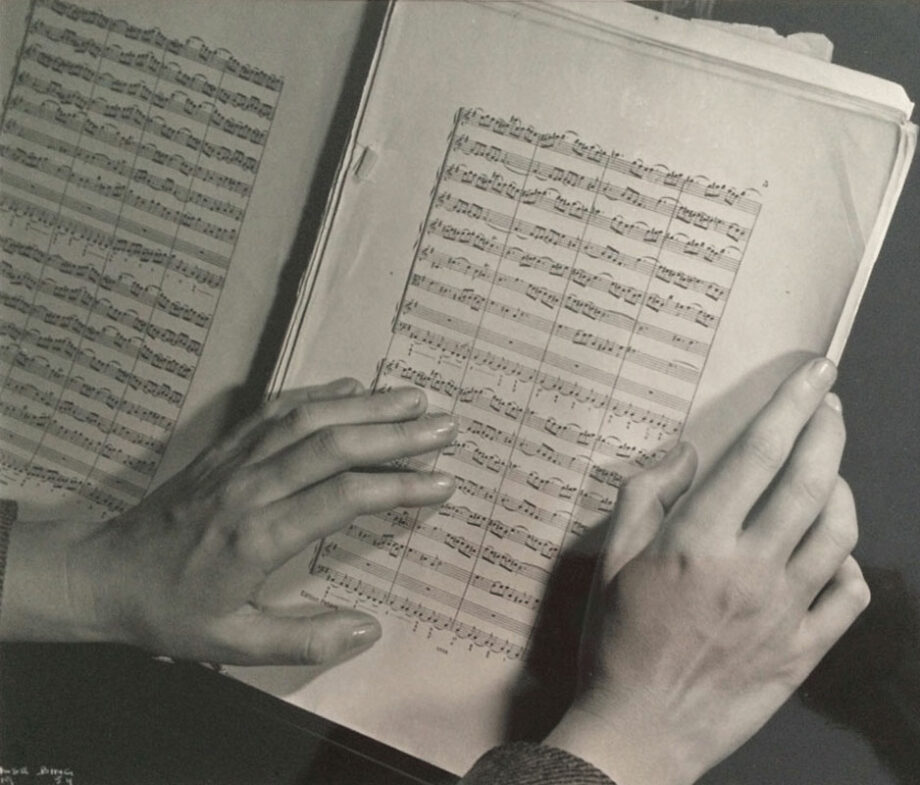 galerie-ahlers-fotografie-ilse-bing_Margatet-Hiller’s-hands